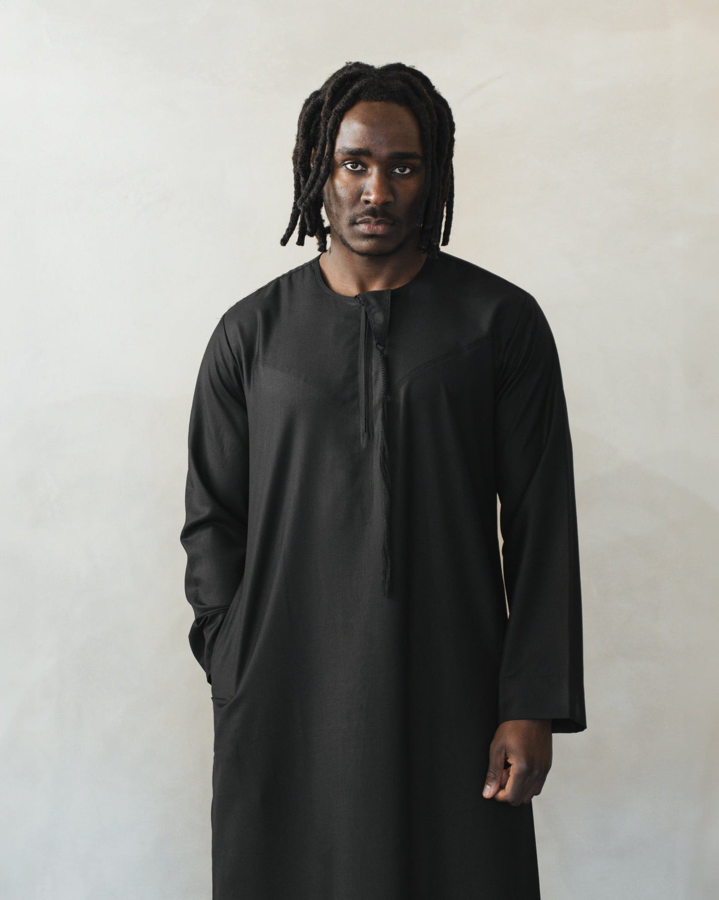 Black Emirati thobe